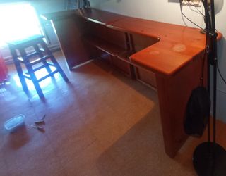 Mueble bar con taburetes