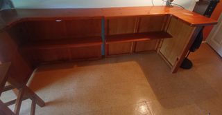 Mueble bar con taburetes