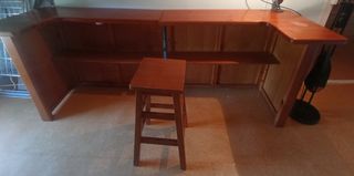 Mueble bar con taburetes