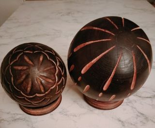 Sfere di legno intarsiate