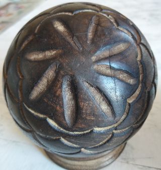 Sfere di legno intarsiate