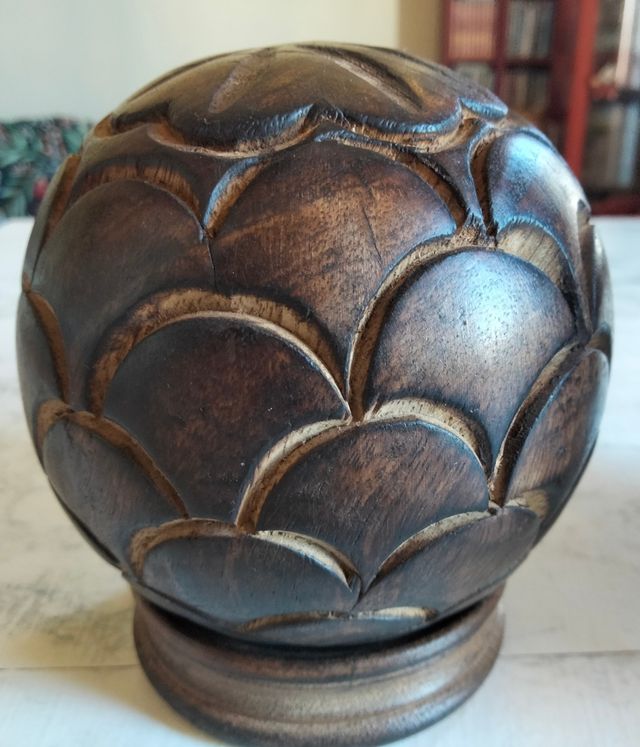 Sfere di legno intarsiate