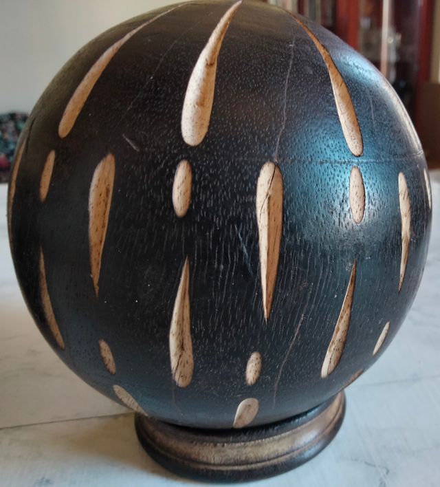 Sfere di legno intarsiate