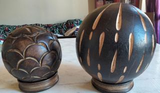 Sfere di legno intarsiate