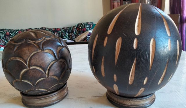 Sfere di legno intarsiate