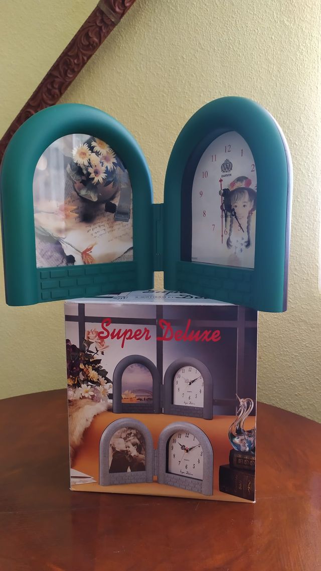 Reloj de sobremesa a pilas con portafotos