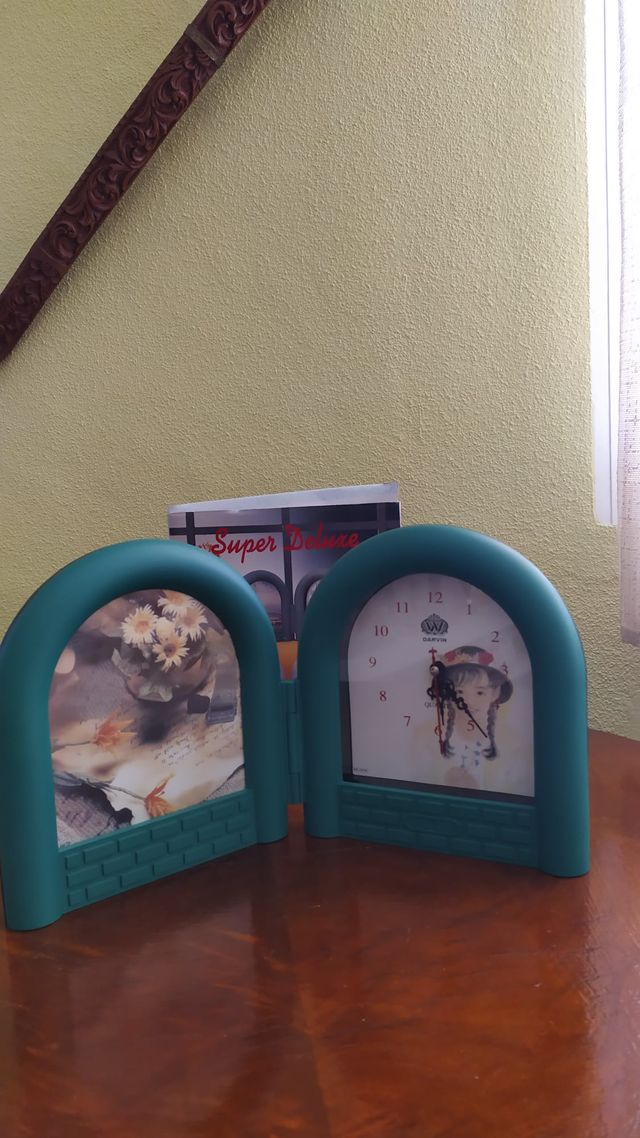 Reloj de sobremesa a pilas con portafotos