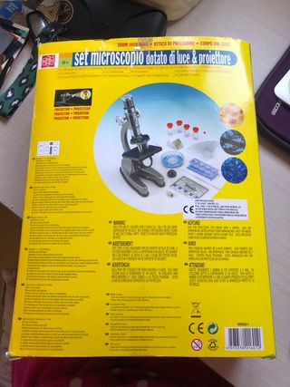 Set di microscopi con luce e proiettore