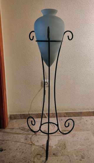 Pie de forja con lámpara