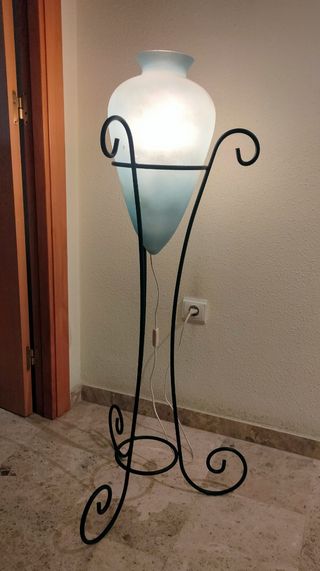Pie de forja con lámpara