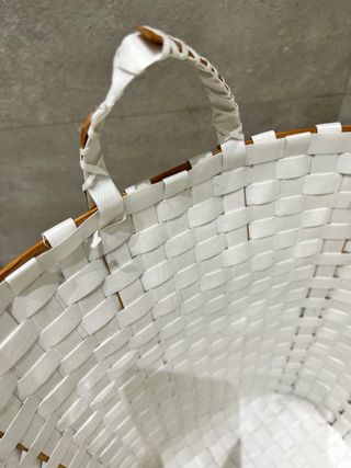 Cesta  blanca tiras madera
