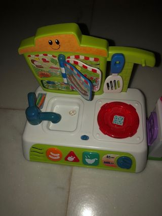 cocina y casa con muñecos de juguete