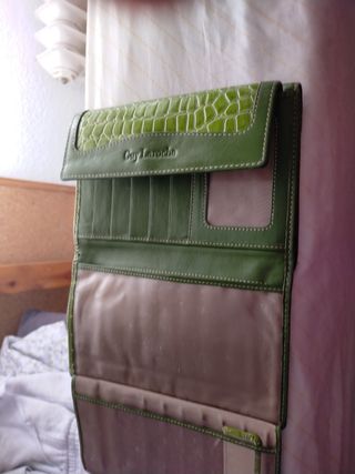 Cartera de piel de mujer 