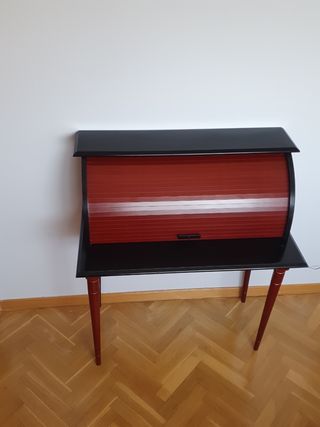 Escritorio con cierre de persiana