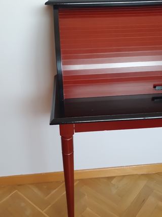 Escritorio con cierre de persiana
