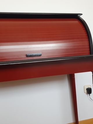 Escritorio con cierre de persiana