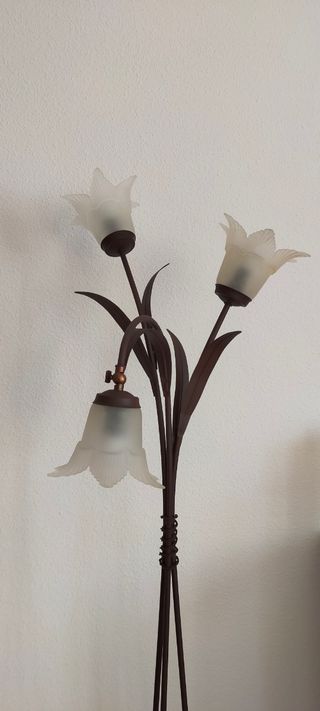 Lámpara de pie forja marrón