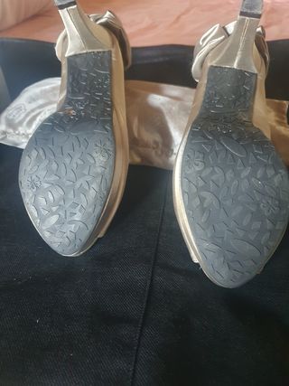 Zapato y bolso beige fiesta.