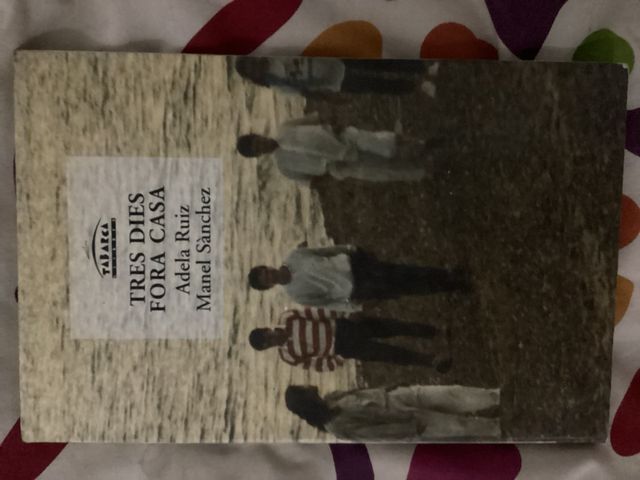 Libro Tres dies fola de casa