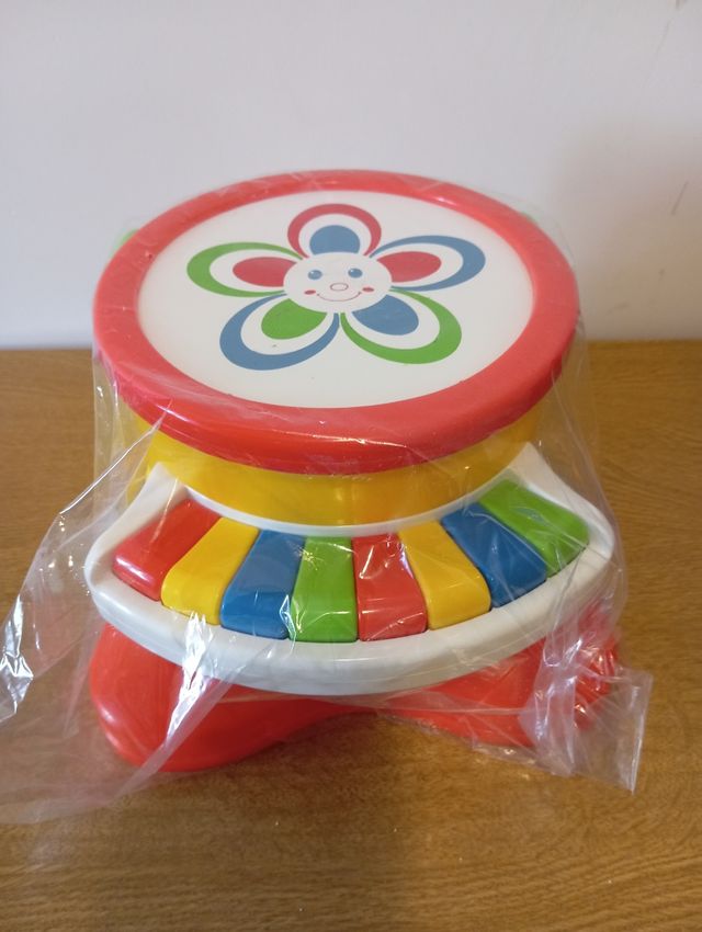 Brinquedo de piano e bateria com pilhas.