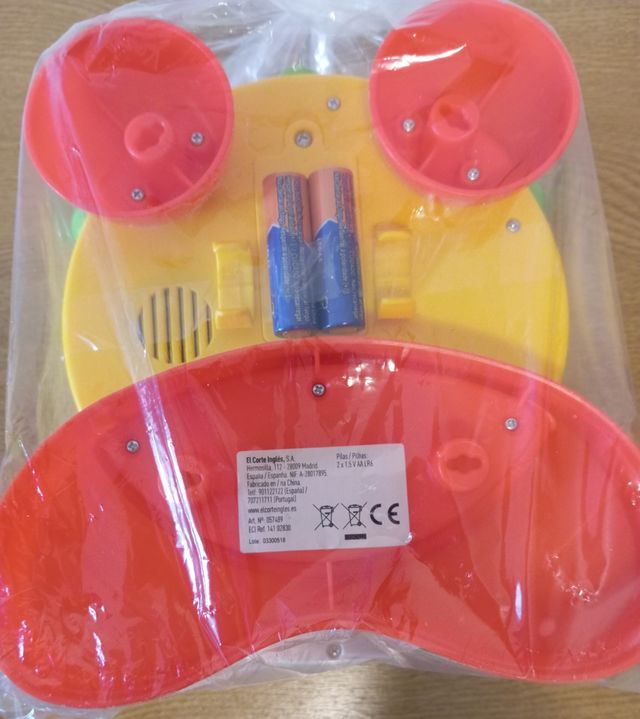 Brinquedo de piano e bateria com pilhas.