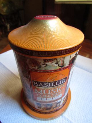 Scatola di latta vuota con carillon