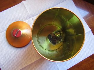 Scatola di latta vuota con carillon