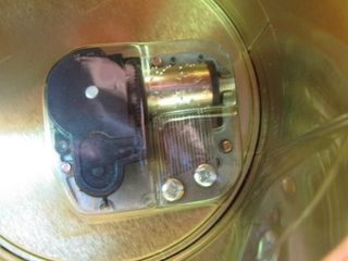 Scatola di latta vuota con carillon