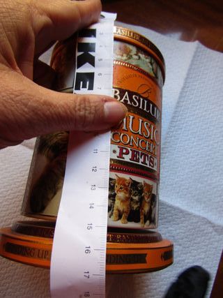 Scatola di latta vuota con carillon