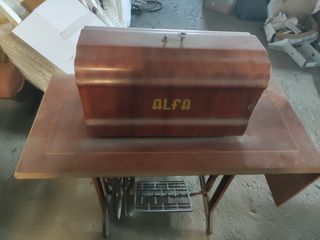 La máquina de coser Alfa antigua está muy bien
