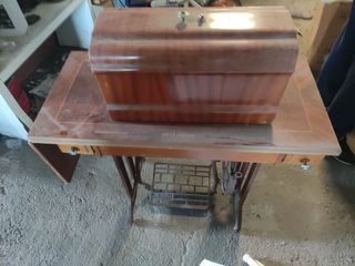 La máquina de coser Alfa antigua está muy bien