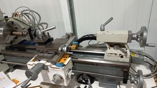 Torno cnc paralelo manual, no uso profesional.