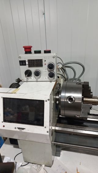 Torno cnc paralelo manual, no uso profesional.