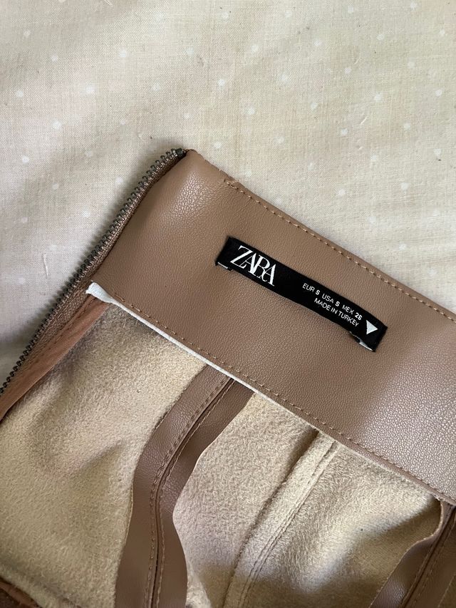 falda de cuero beige