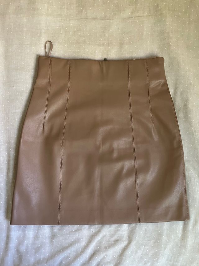 falda de cuero beige