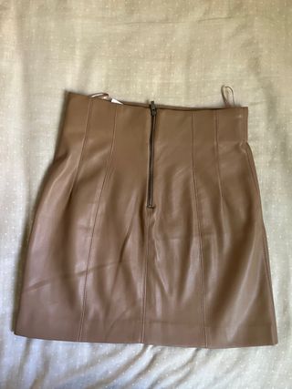 falda de cuero beige