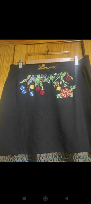 Falda desigual de flores