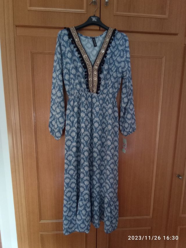 Vestido con etiquetas 