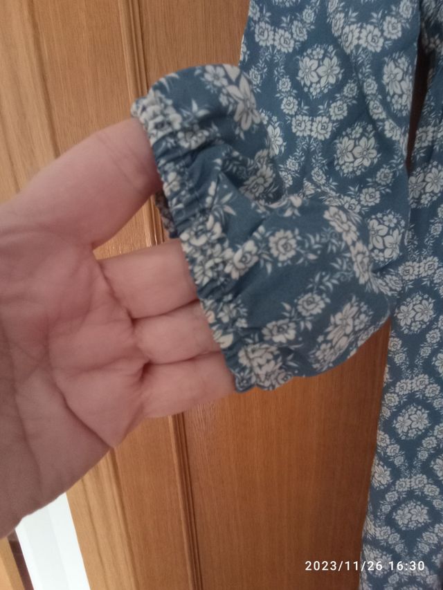 Vestido con etiquetas 