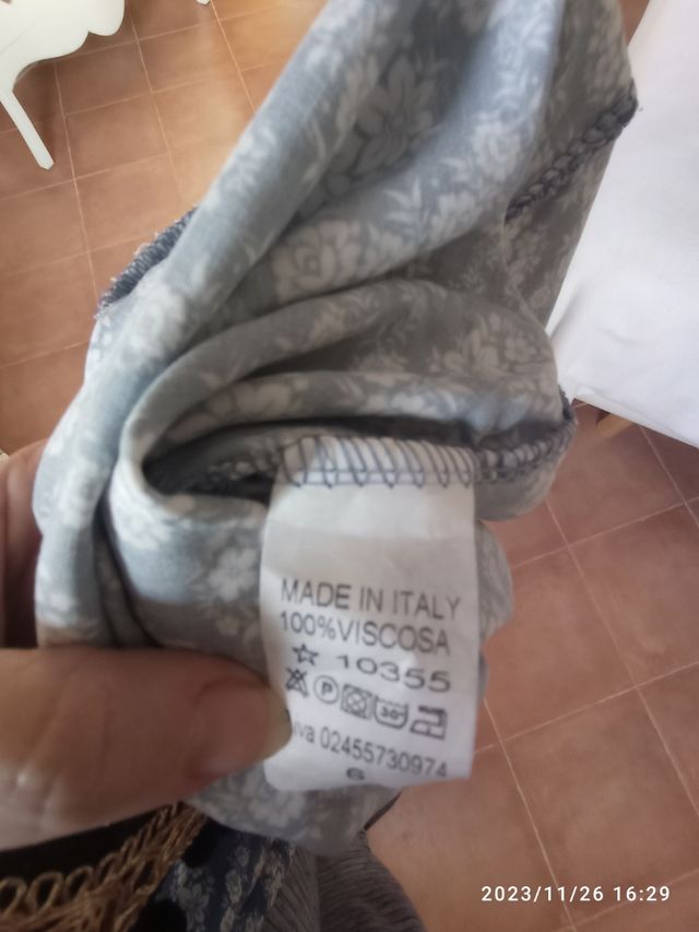 Vestido con etiquetas 