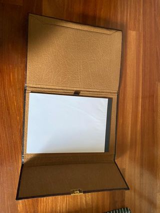 Carpeta Portadocumentos piel marrón con cierre. 