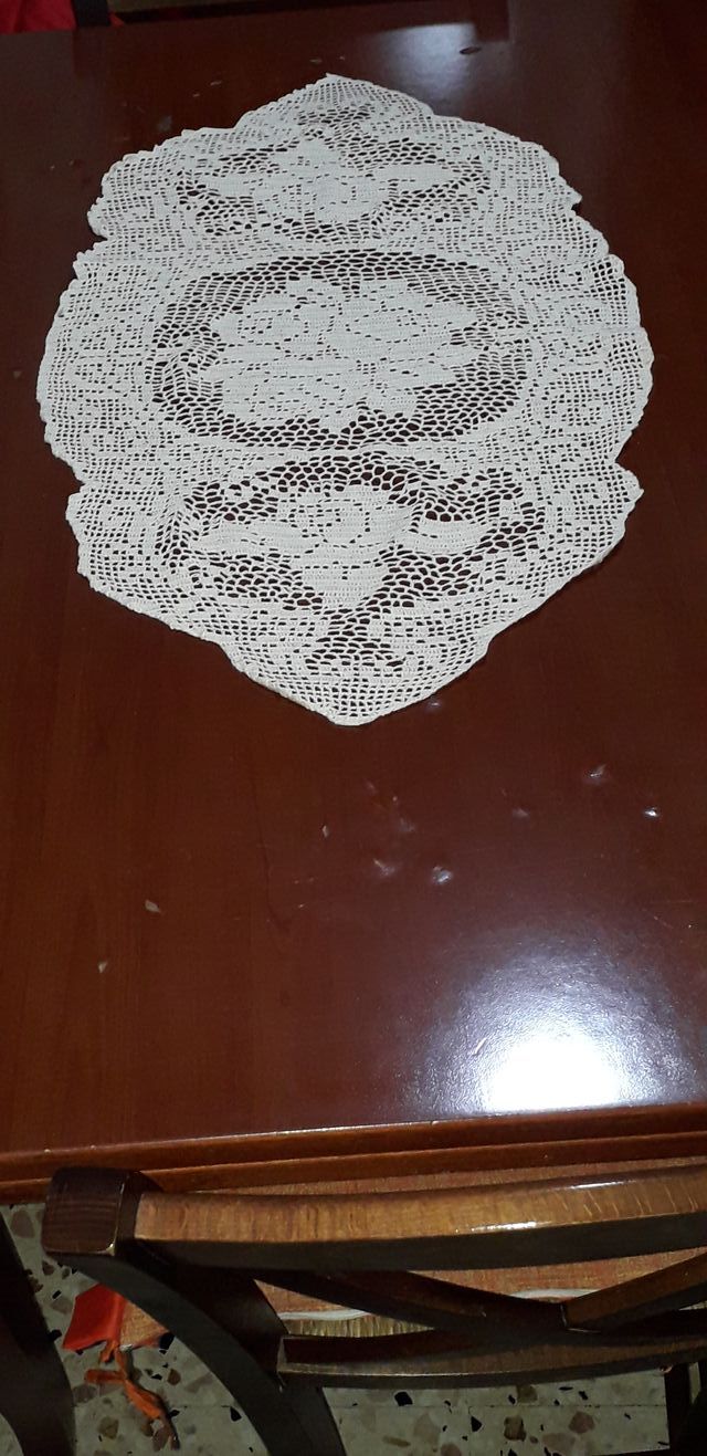 Centrino di cotone per centro tavola fatto a mano.