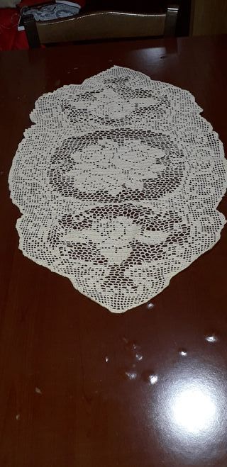 Centrino di cotone per centro tavola fatto a mano.