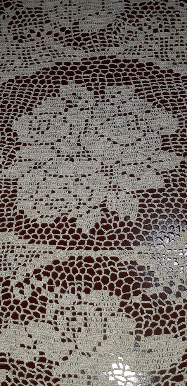 Centrino di cotone per centro tavola fatto a mano.