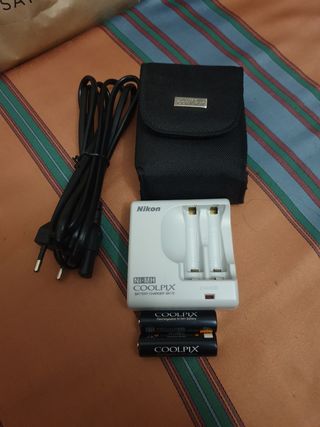 Caricatore nikon coolpix e batterie.