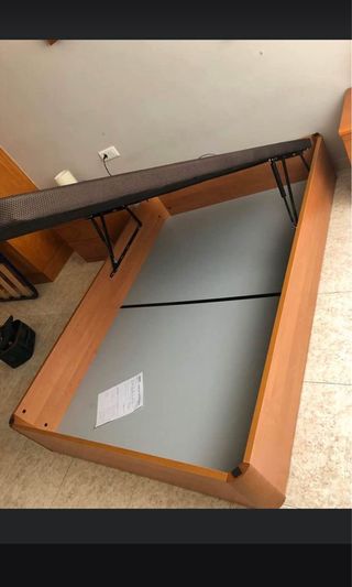 canapés de madera y colchones