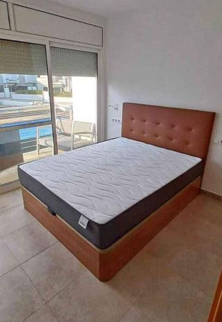 canapés de madera y colchones