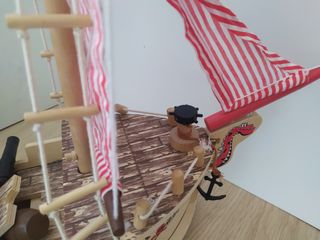 Barco pirata de madera