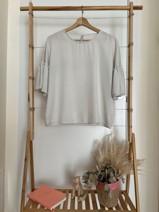 Blusa con manga volantes Stradivarius