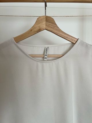 Blusa con manga volantes Stradivarius